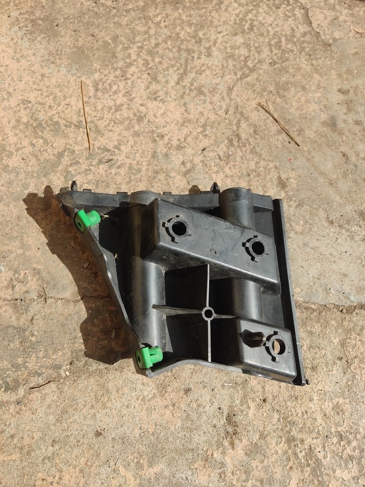 VOLVO V40 2012 FRONT LEFT PASSENGER SIDE BUMPER MOUNT BRACKET 31395101