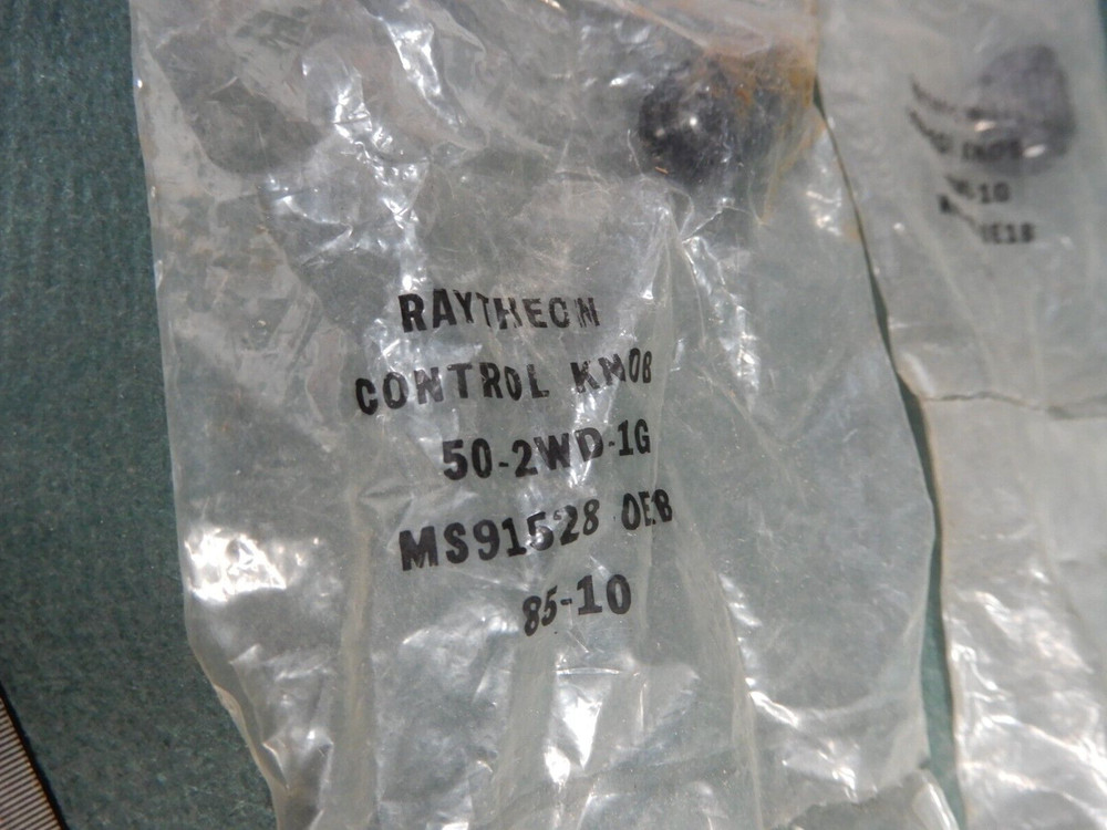 Raytheon MS91528 Equipment Knobs (5 NOS) Alco PKG40B-1/4 (8 NOS)