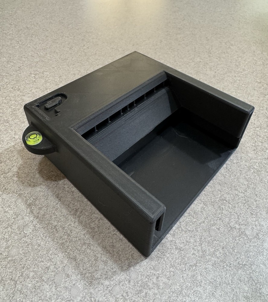 4” Gold Sluice Header With Bubble Level Element And 3/4” Inlet.