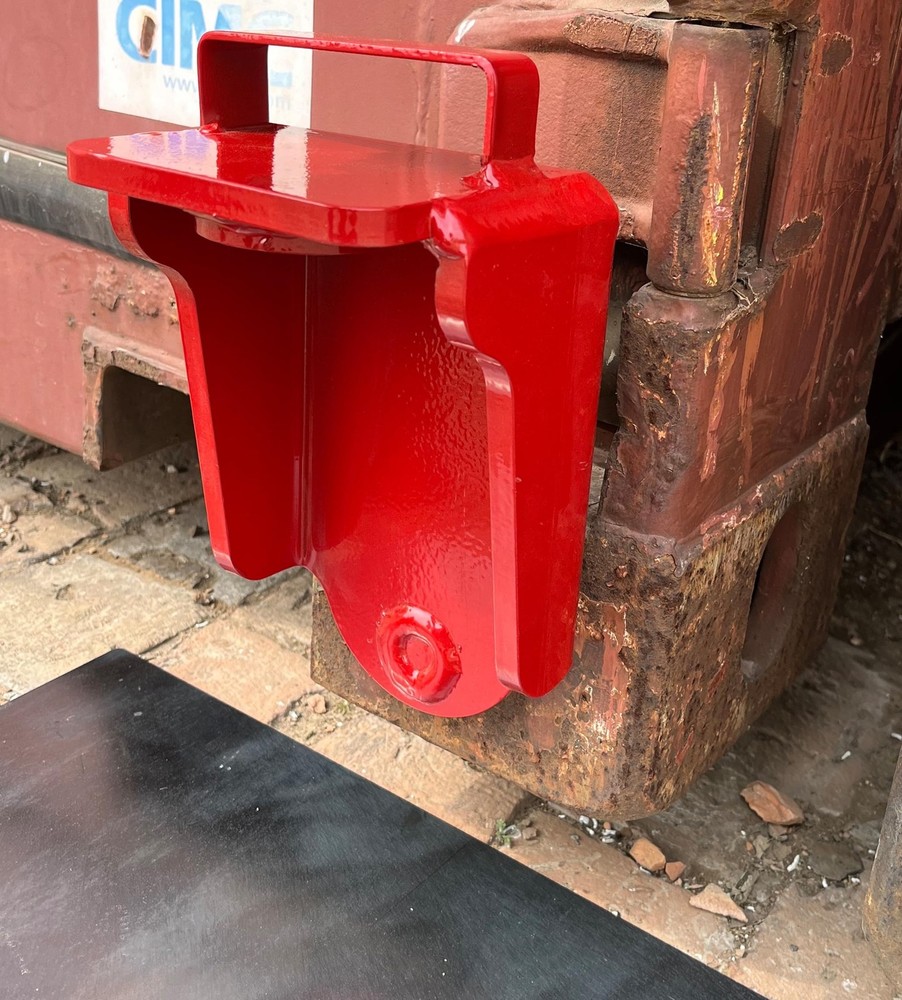 Shipping Container Jack Lug with U-Shaped Handle, Red