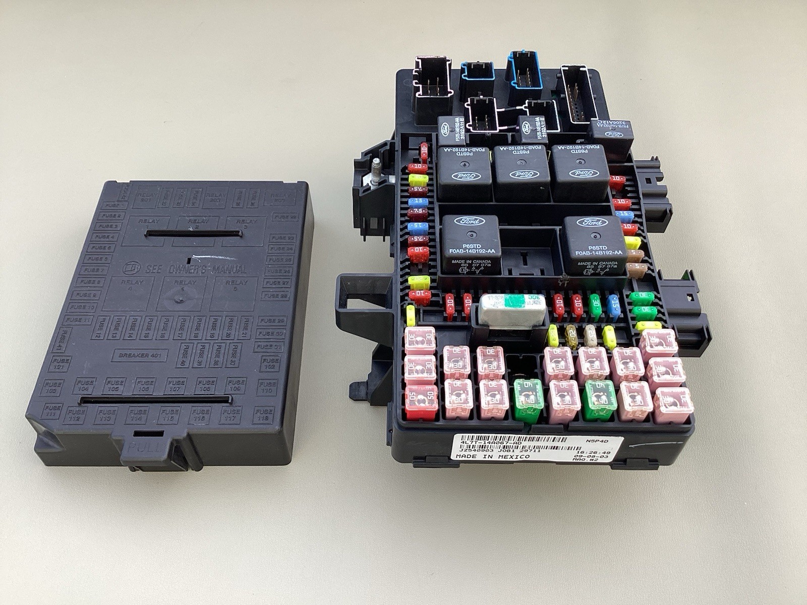 2004 Ford Expedition Navigator Interior Fuse Box 4L7T-14A067-AD *