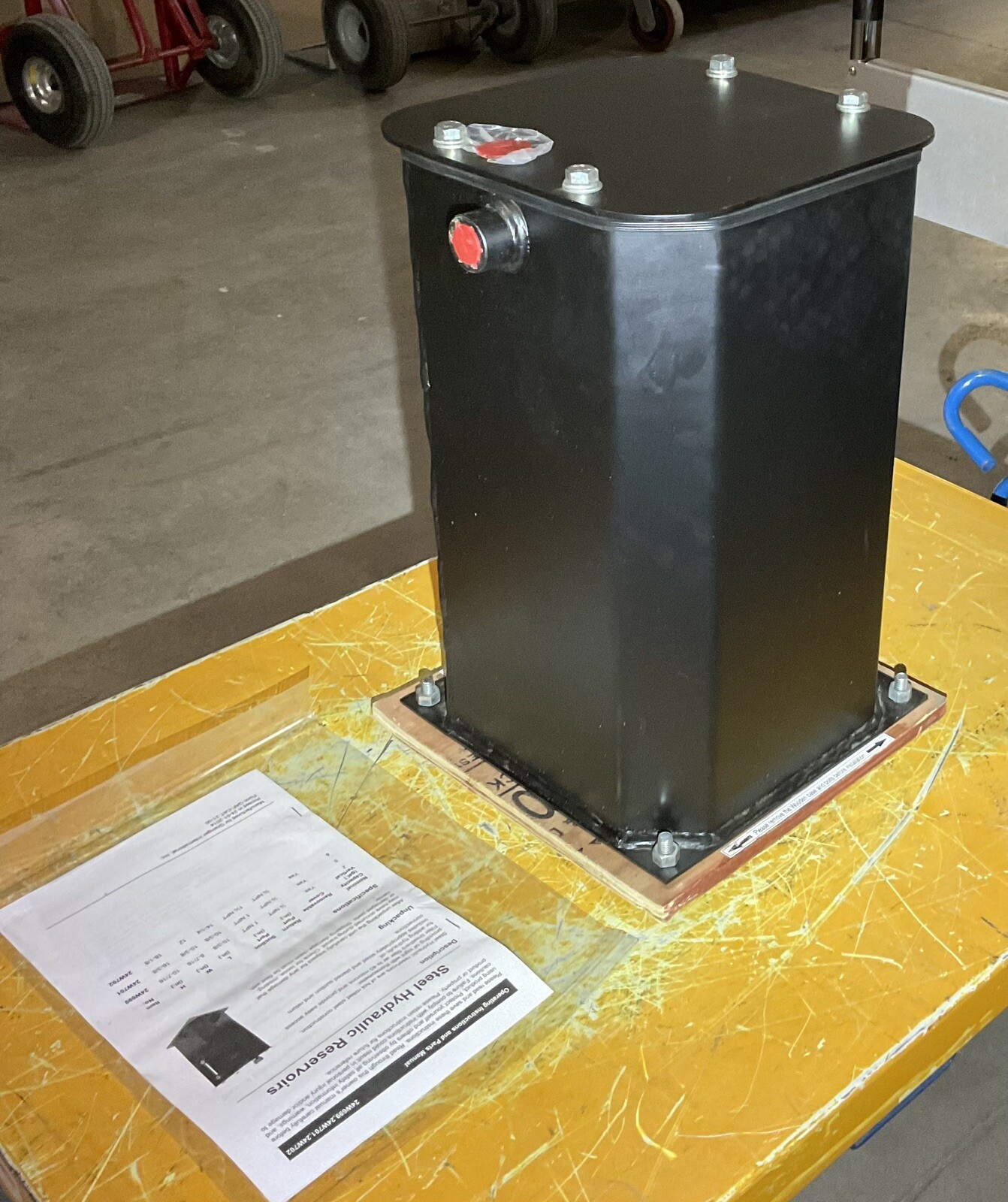 Hydraulic Reservoir 24W701 5gal Nominal Capacity 1" NPT Suction Port Thread Size