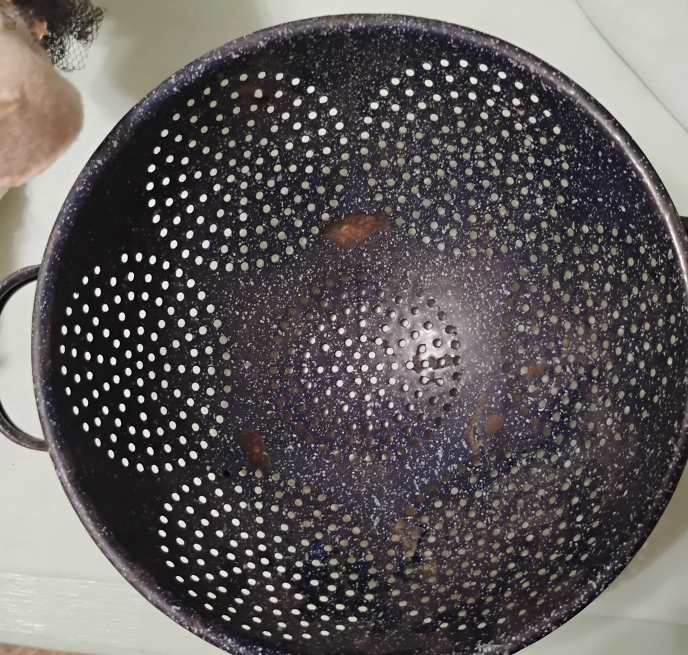 Vintage Black Speckled Enamelware Footed 7 Circle Pattern Colander Strainer MCM