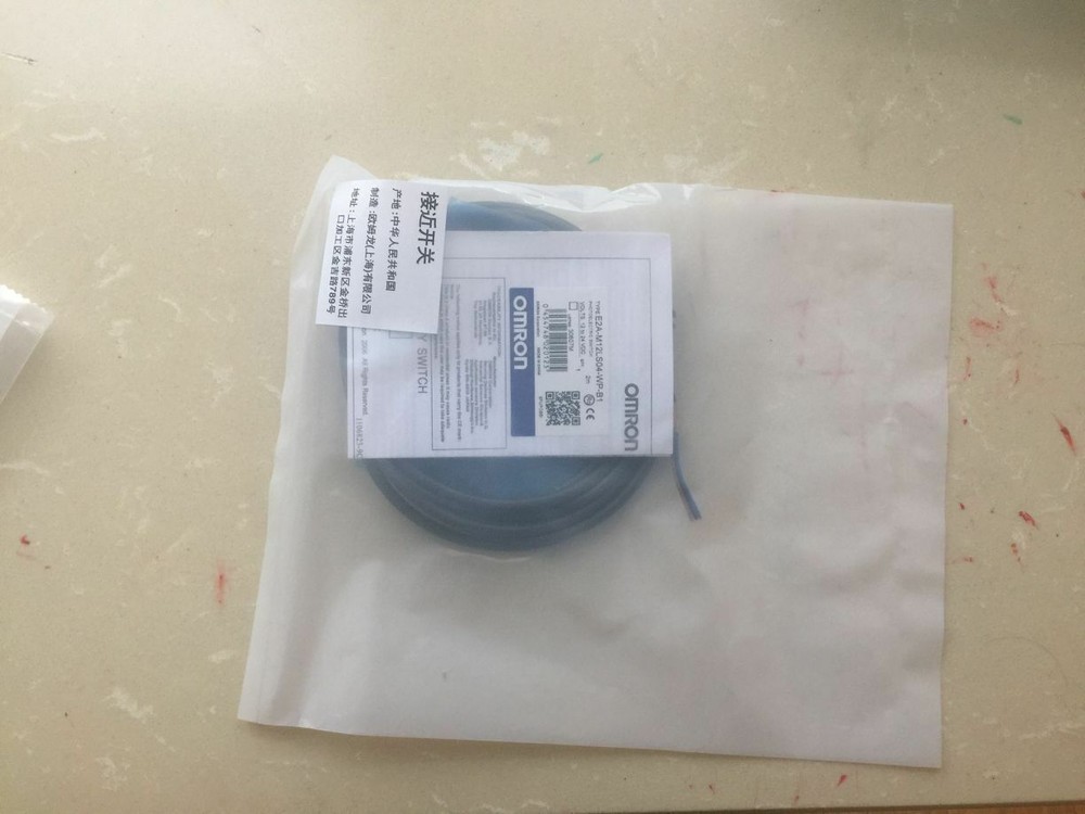 NEW Omron E2A-M12LS04-WP-B1