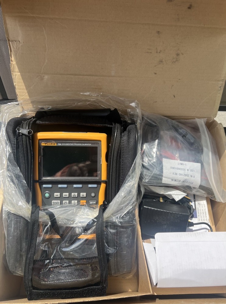 Fluke 754 Documenting Process Calibrator with HART Communication