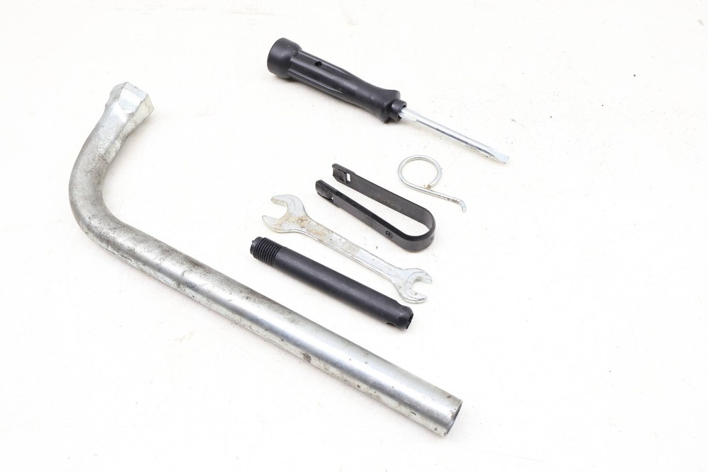 1999-2006 AUDI TT - TOOL KIT / SET