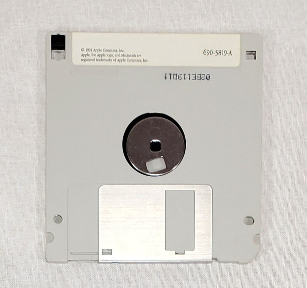 6 Apple Macintosh System 7 - 3.5” Floppy Disks, Tidbits Install 1&2 Fonts Tools