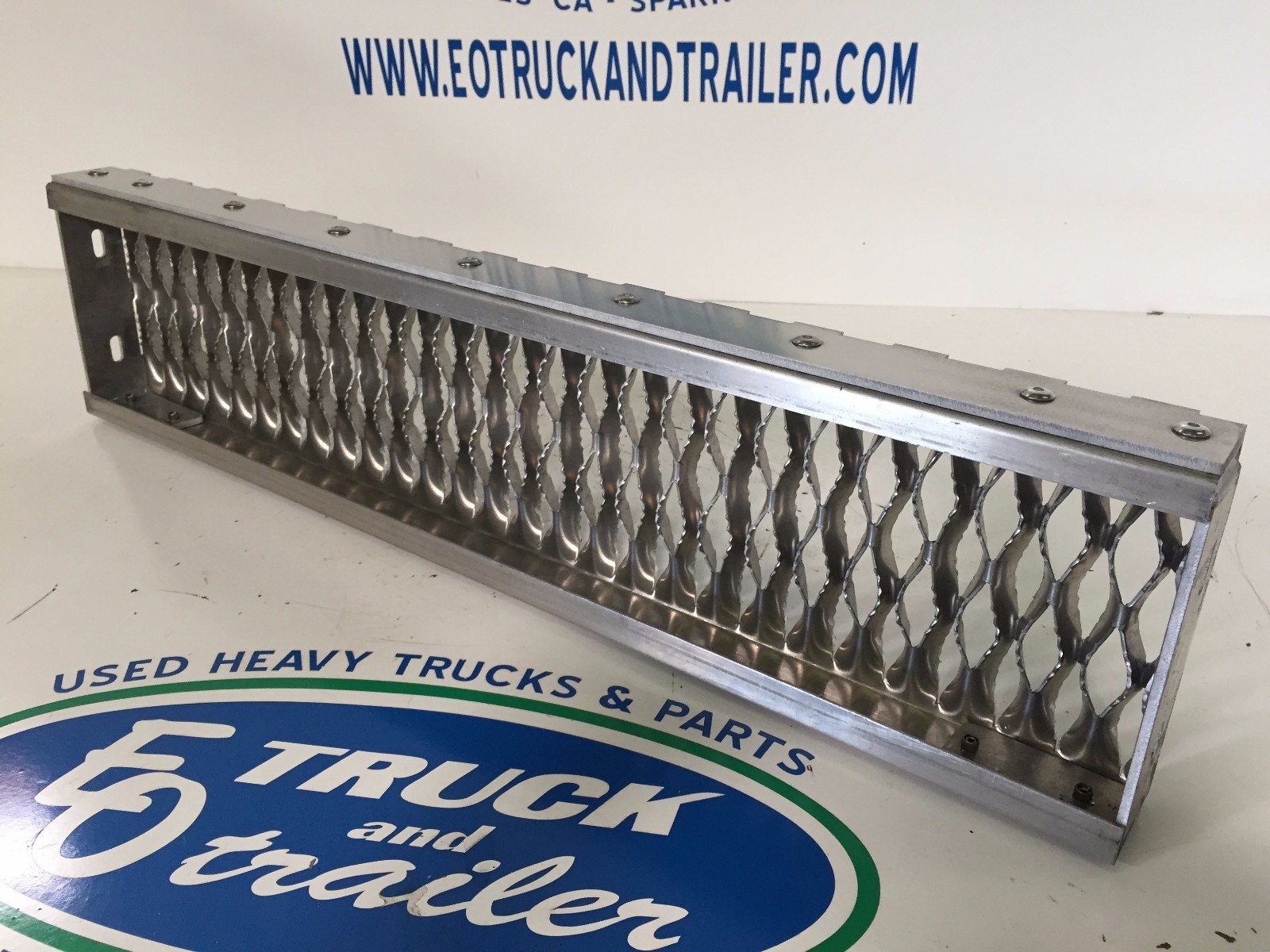 Peterbilt 579 Battery Box Upper Replacement Step - Heavy Duty 384 386 387