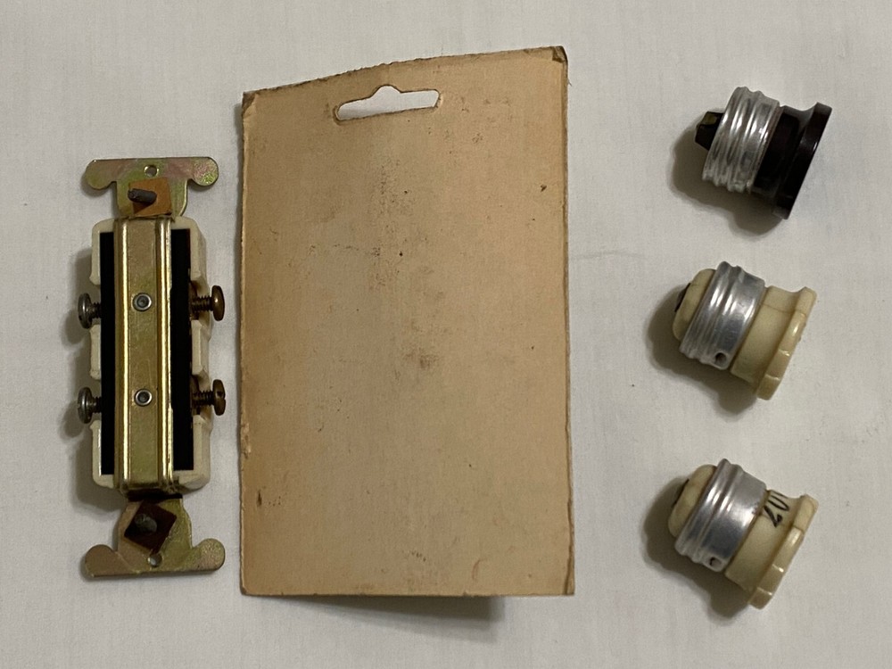 Vintage Bakelite Electrical Hardware Items, 5 Pieces