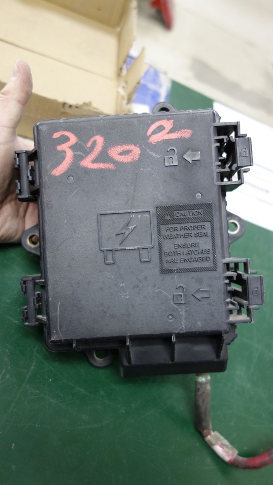 2013 VOLVO VNL FUSE BOX
