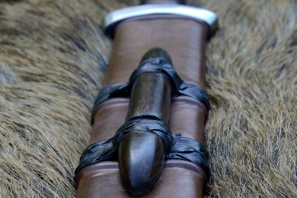 Viking sword with sheath, five-lobe knob