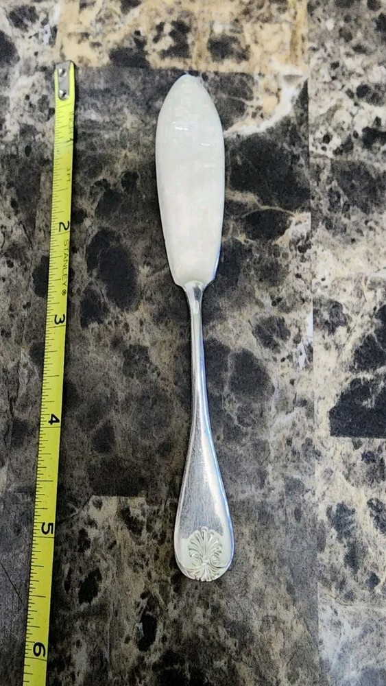 WM A ROGERS/ONEIDA ANTIQUE c1898 SHELL TINY SILVERPLATED MASTER BUTTER KNIFE 🧈