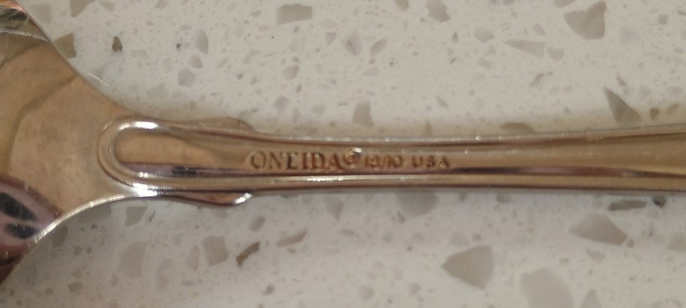 Oneida Classic Shell Stainless Flatware 5 pc place setting Cube, R, 18/10