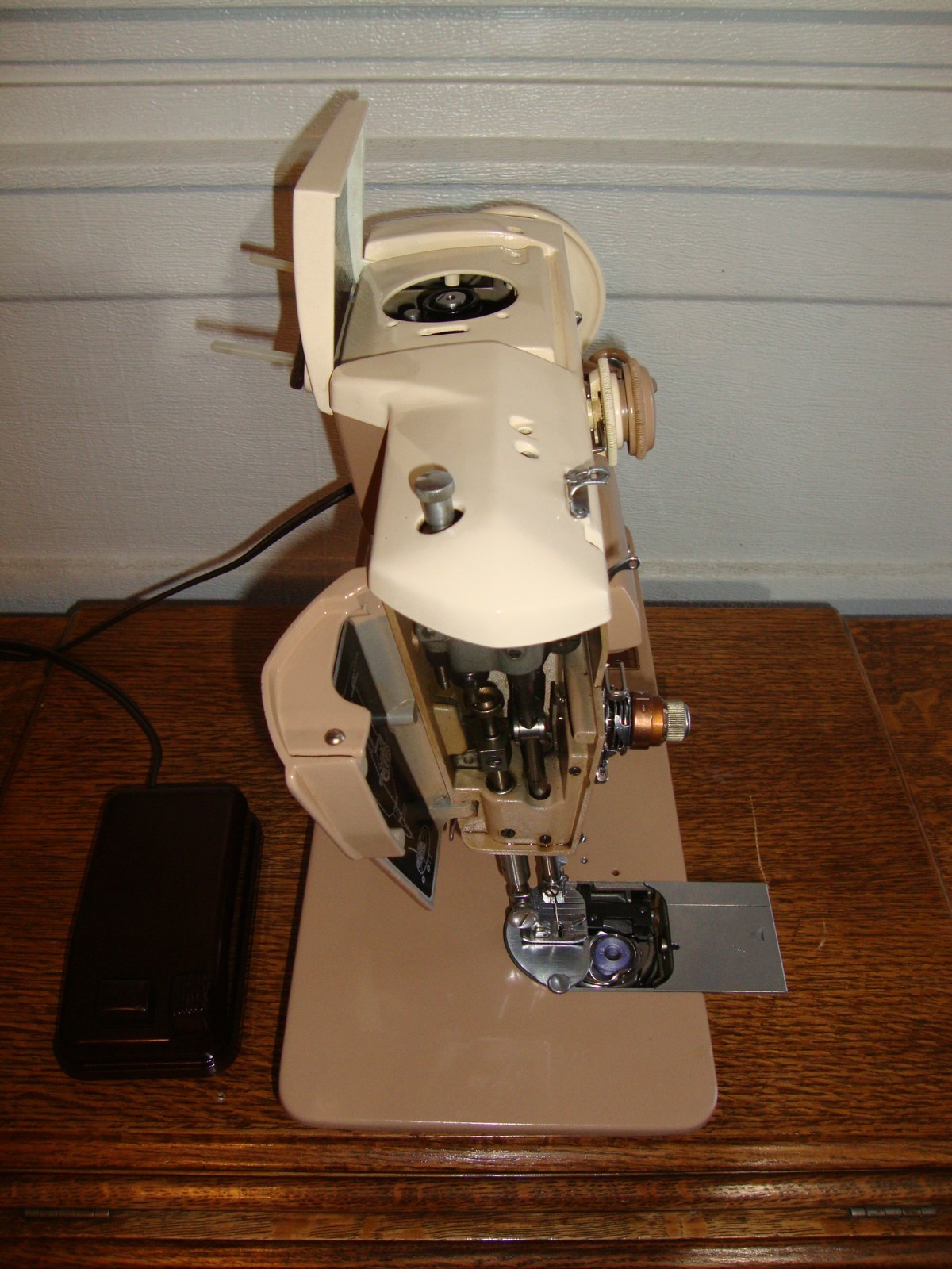 VINTAGE SINGER SEWING MACHINE MODEL 401A, SLANT NEEDLE , SERVICED