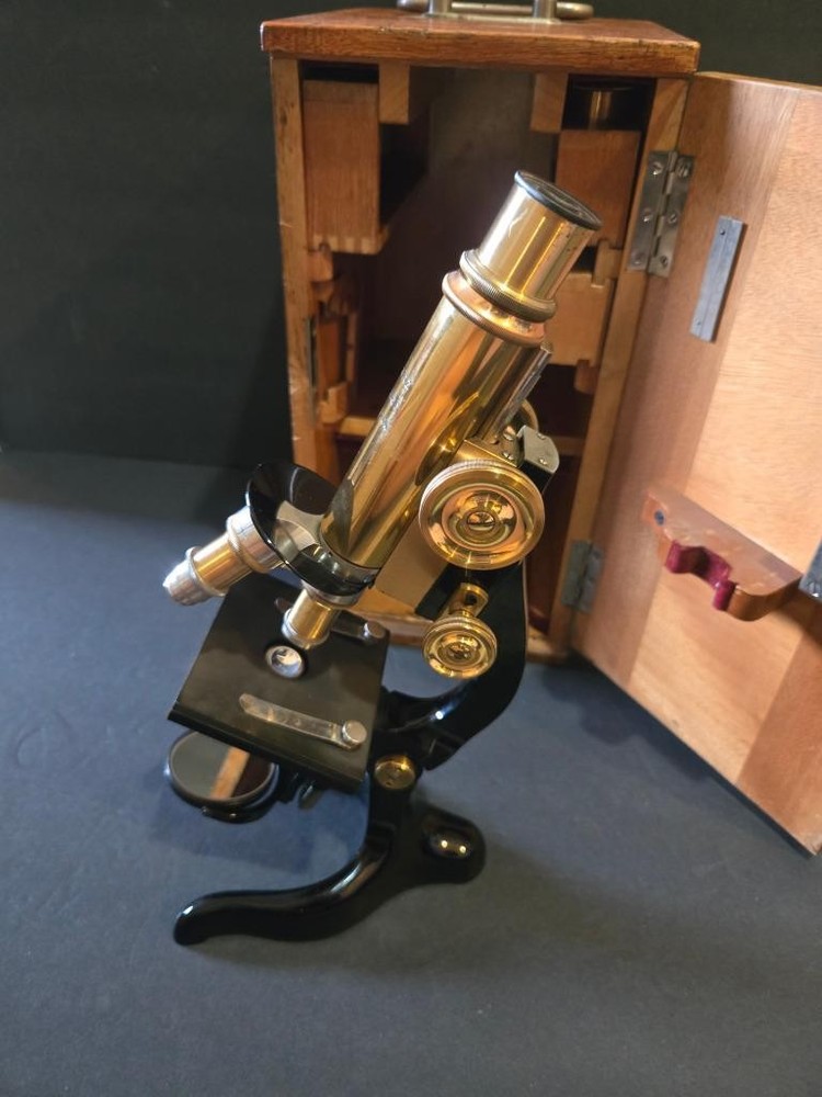 RARE 1913 GERMAN E. LEITZ WETZLAR MICROSCOPE W/ MATCH CASE WORKING # 163764