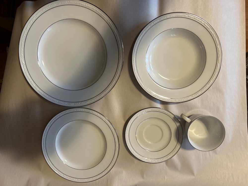 Noritake Stoneleigh White Scapes 4062 Place Setting
