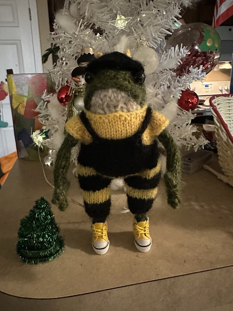 Knitted Frogy.
