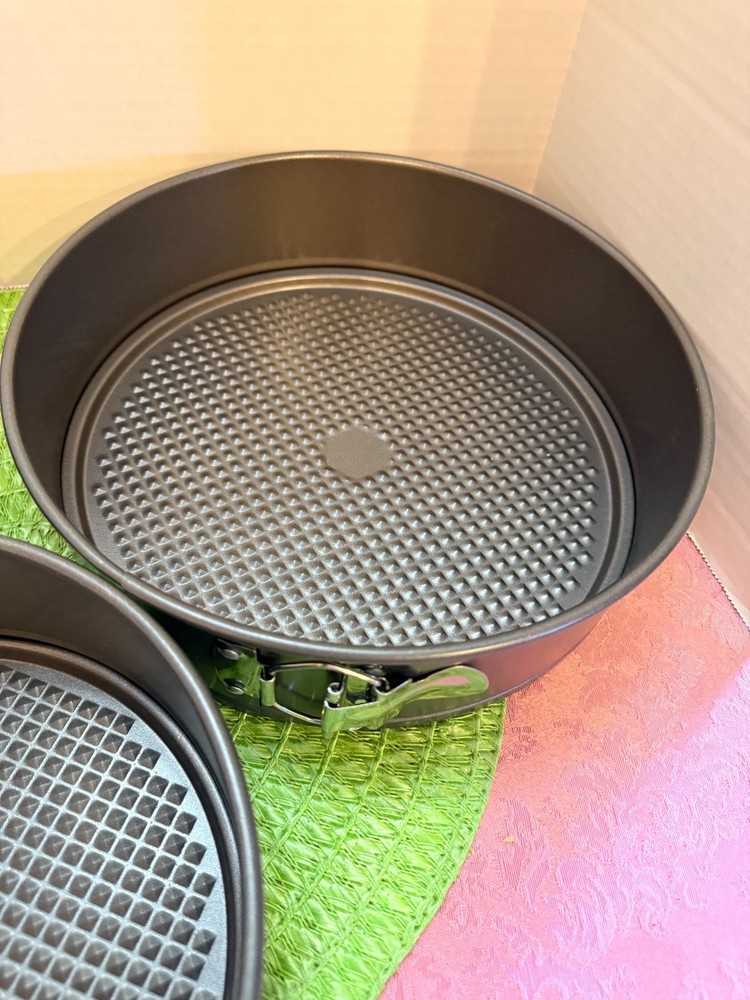 Three Piece Non Stick Spring Form Cake Pan Set Three Different Sizes