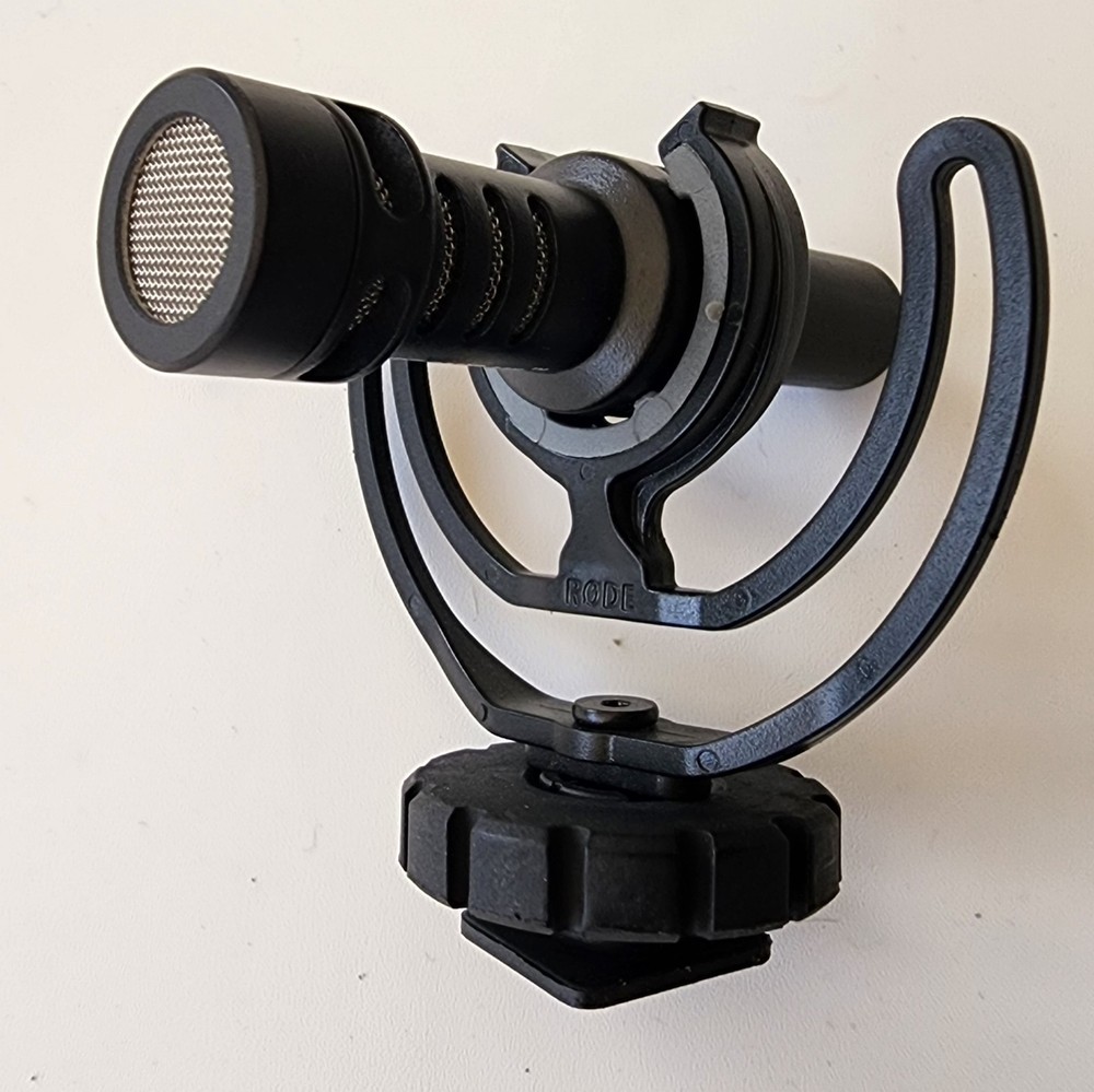 Rode VideoMicro Compact On Camera Microphone include gimble mount quick release