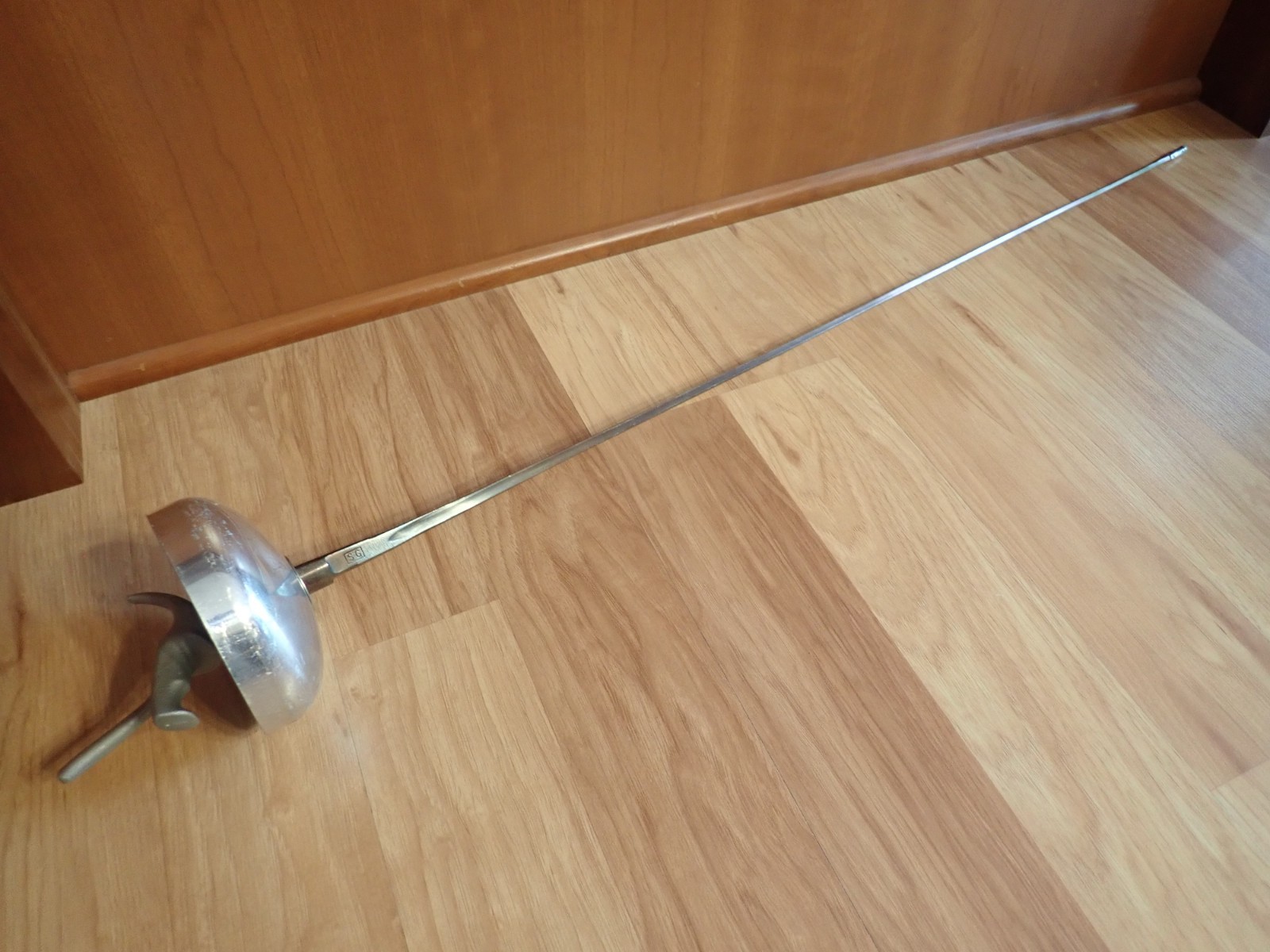 Blue Gauntlet Fencing Saber - Electric Pistol Grip 36" SG 5102