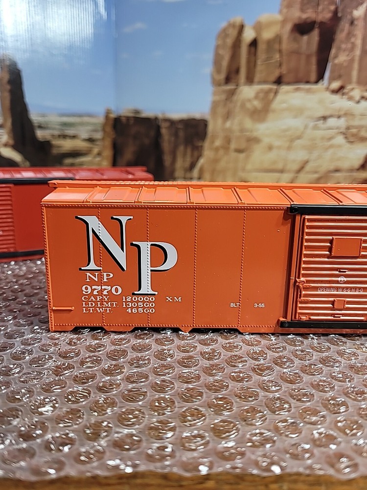 Williams O Gauge Burlington And NP Plastic Shells