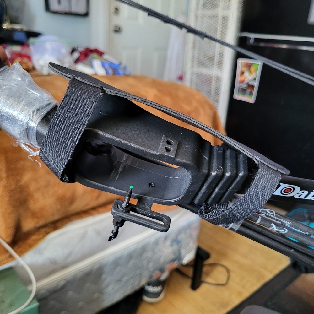 Daisy Youth Archery Compound Bow & 4 Arrows & Quiver (2 Round Tips/2 Sharp Tips)