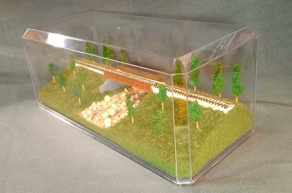 N SCALE- SINGLETRACK 16"- BRIDGE w/ STREAM "SUMMER SCENE" TRAIN DISPLAY CASE