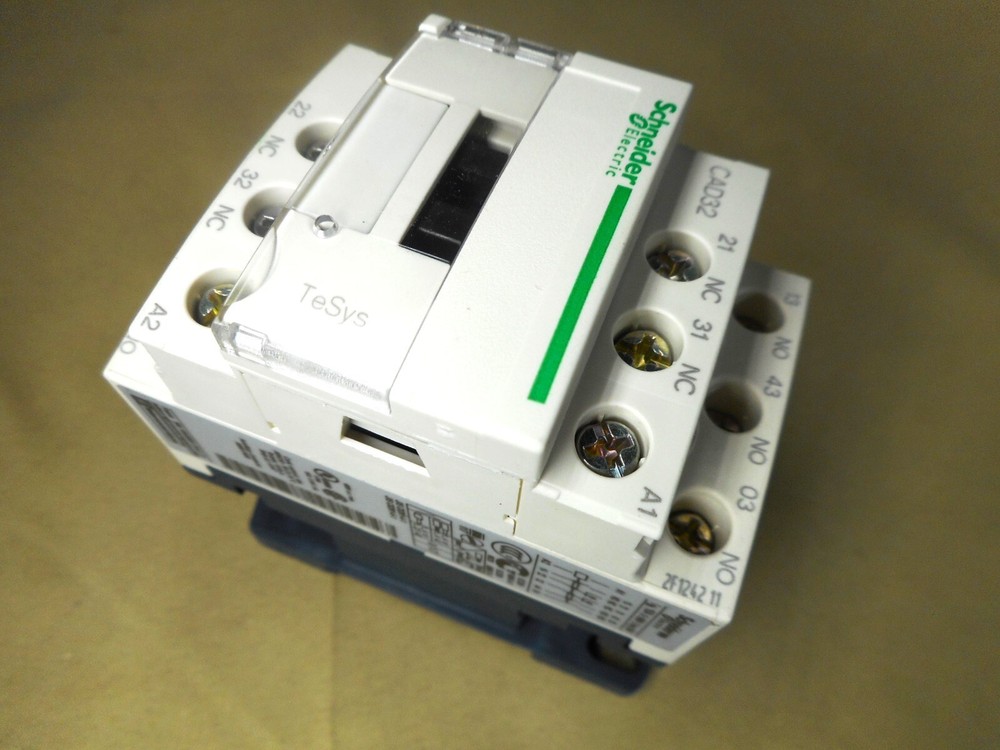 SCHNEIDER ELECTRIC CAD32F7 control relay (NIB)