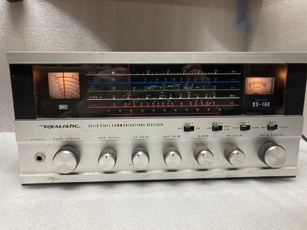 Realistic DX-160 Solid State Communications Receiver Powers On. READ