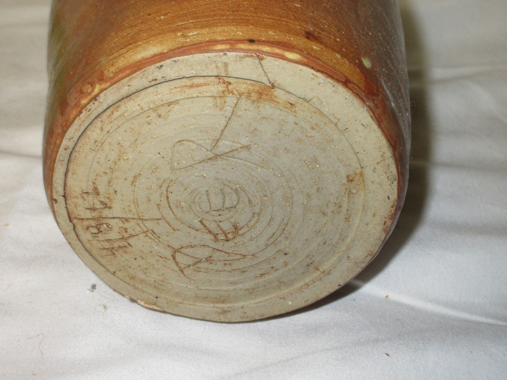 Handmade Pottery Vase LOVELY signed (GR).