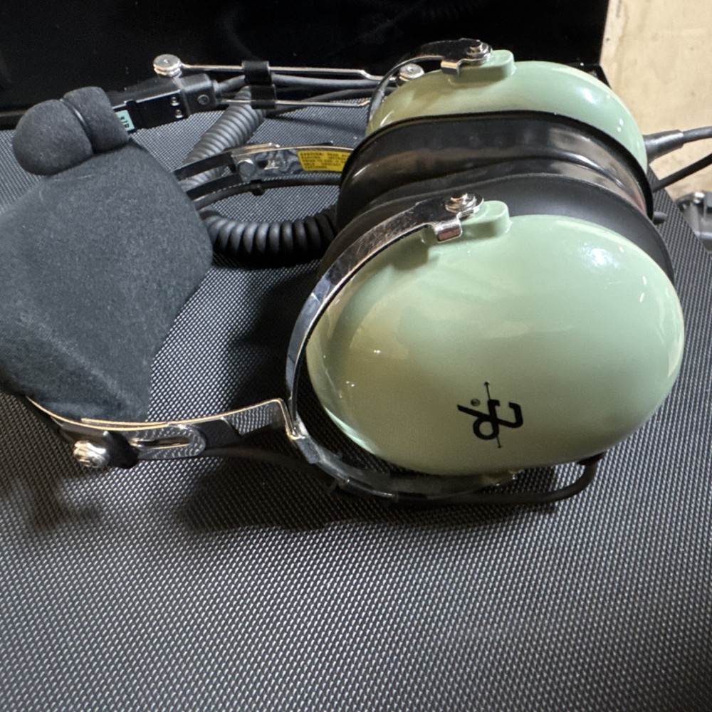 David Clark H10-76 Aviation Headset In Apache Pelican Case