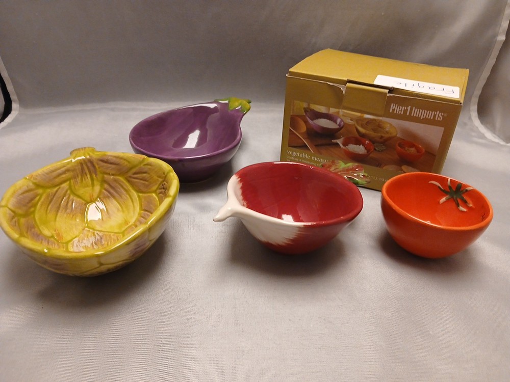 Pier 1 NIB Vegtable Measuring Cup Set