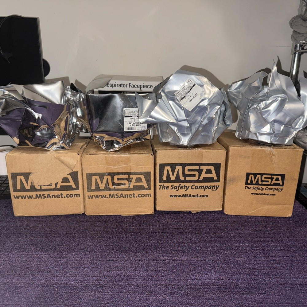 MSA Medium FACE MASK 10121723 Floor Model +4 filters