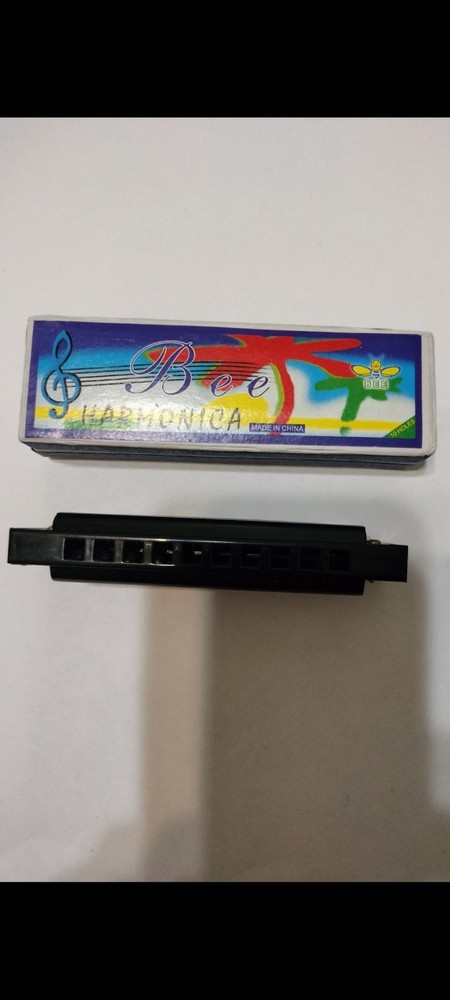 LIP HARMONICA SMALL POCKET SIZE LIGHT WEIGHT COMFORTABLE NEW IN BOX.