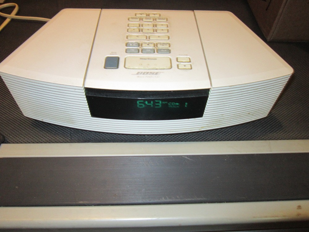 BOSE WAVE RADIO & CD Player White (READ DESCRIPTION)
