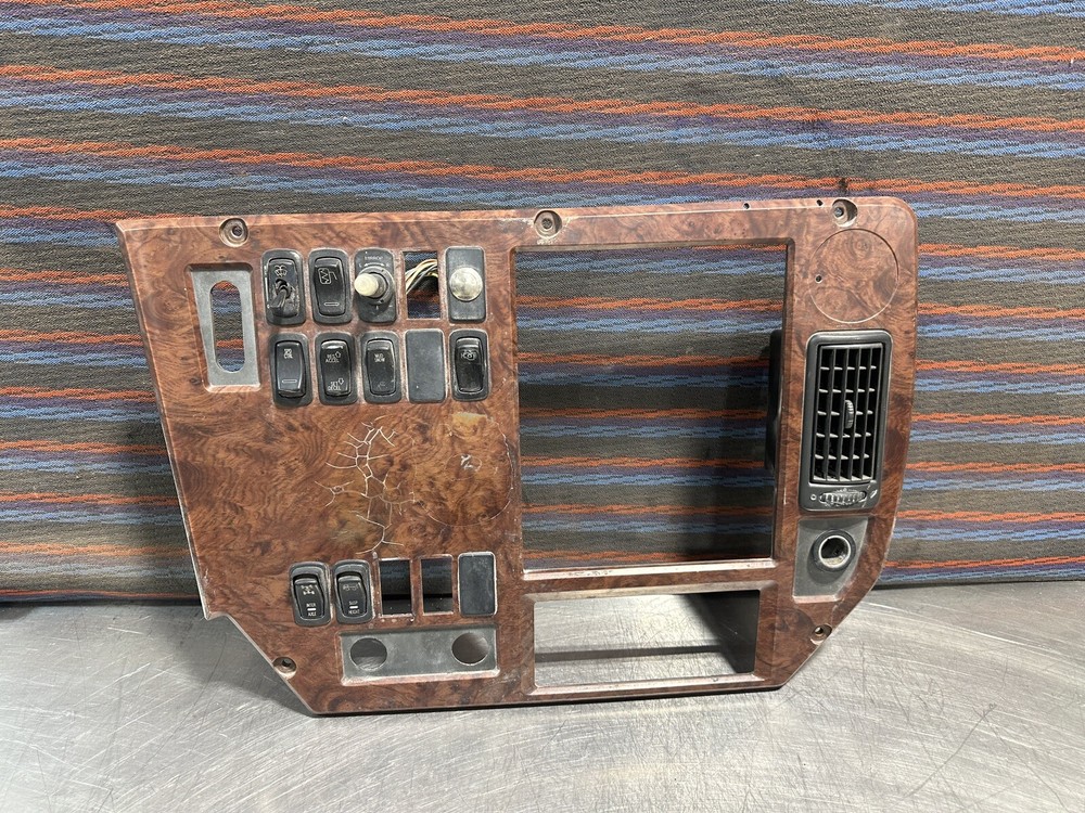 Mack CXU613 SWITCH PANEL Dash Panel - Used | P/N 84MT5102M