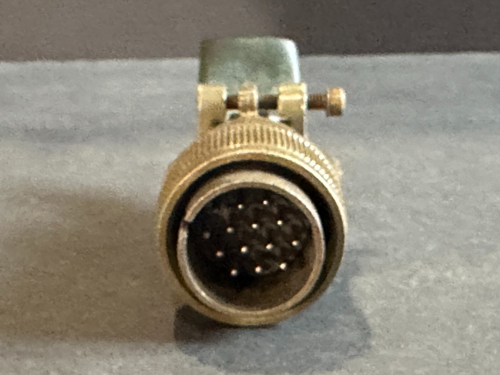 Bendix Electrical Plug Connector P/N MS3106E20-27P New
