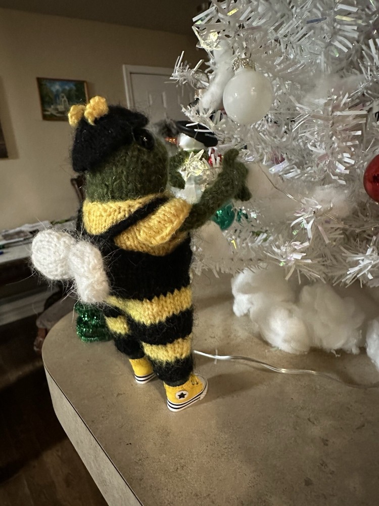 Knitted Frogy.