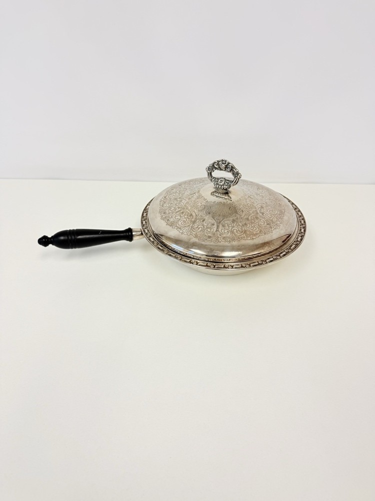 Oneida Silver plated Round Chafing Dish w/Wooden Handle Plate