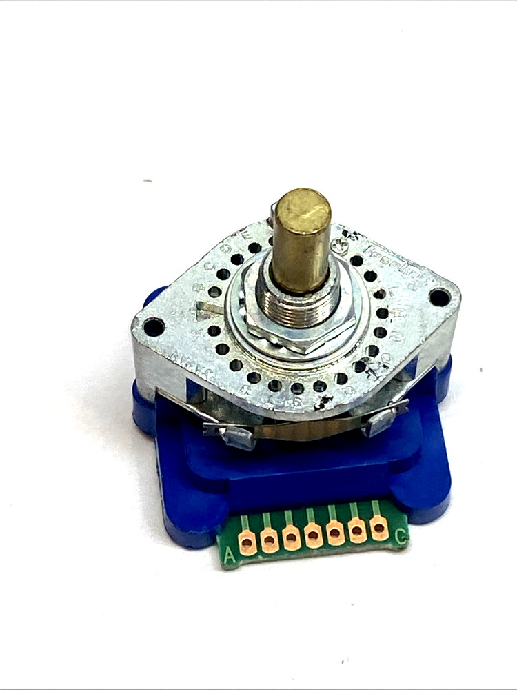 Tosoku DPP01-003N20R Rotary Code Switch 30° 12-Position Round Shaft