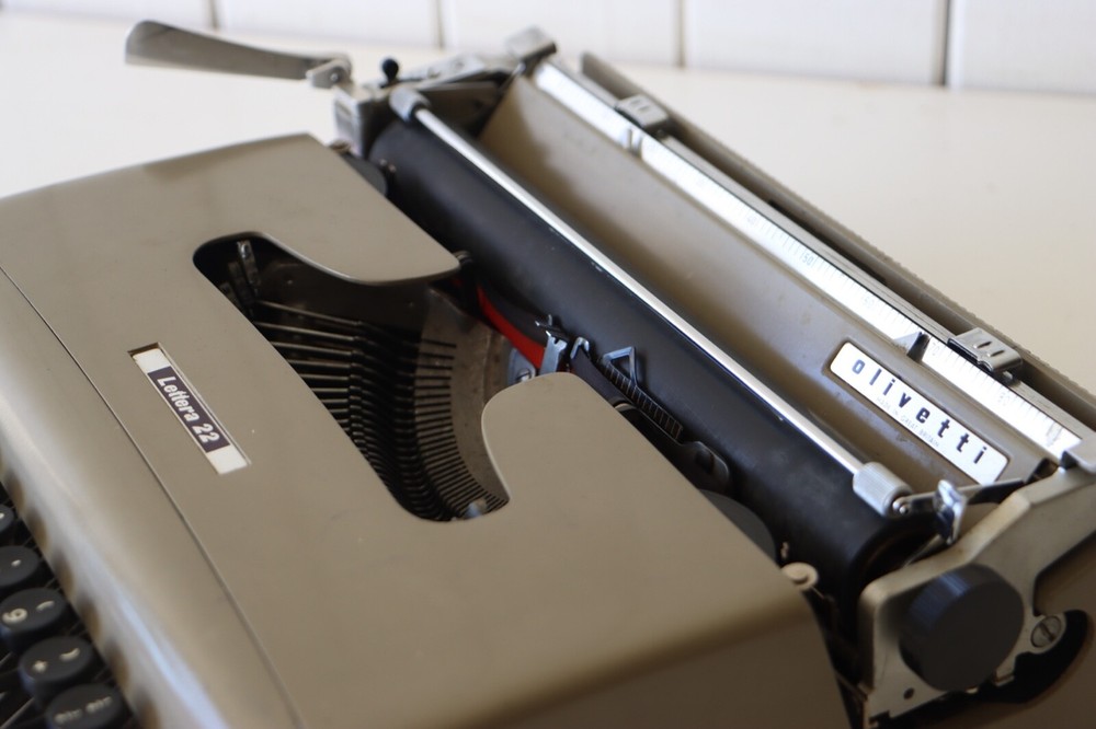 Excellent Condition - OLIVETTI Lettera 22 Portable Typewriter + Original Case