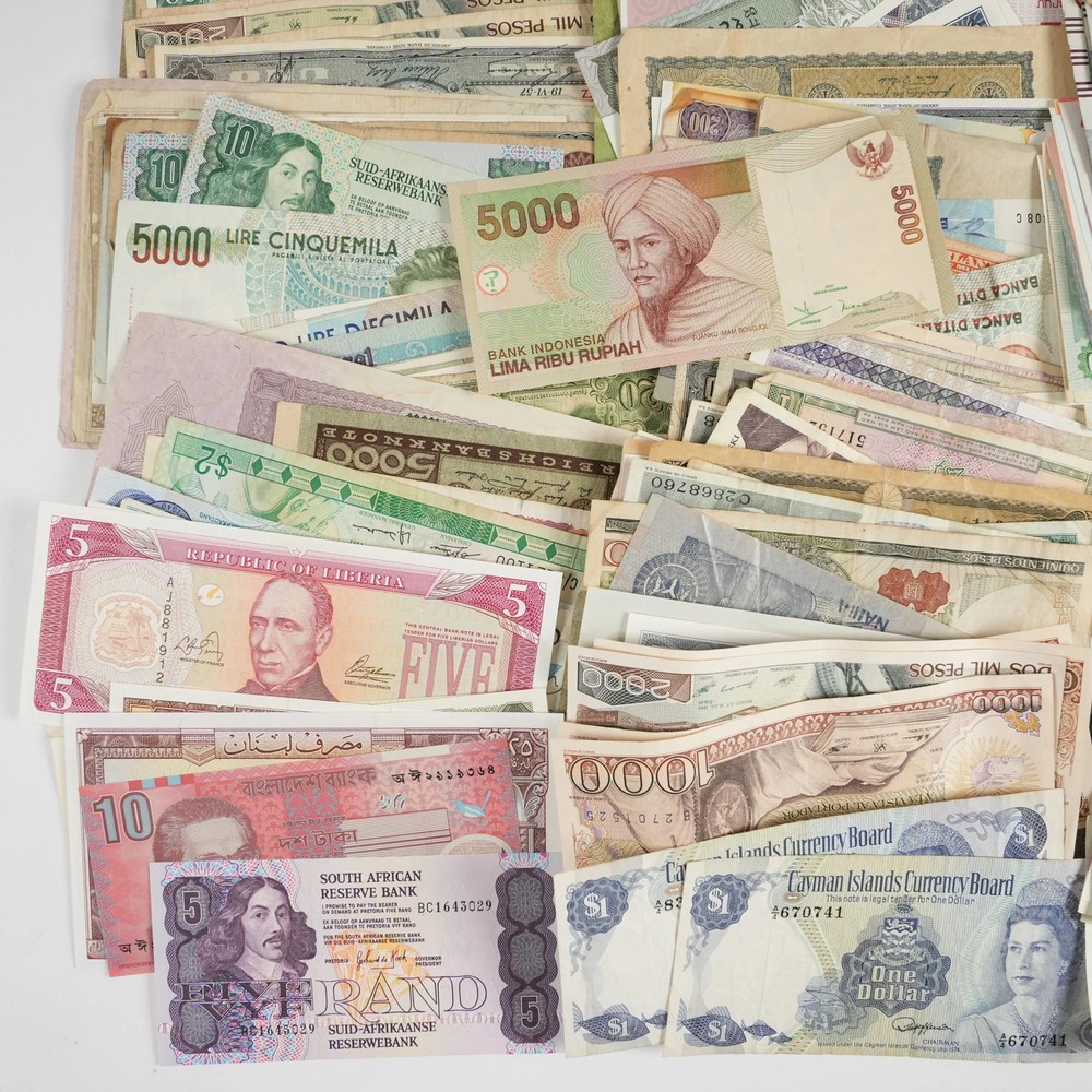 351x Assorted World/Foreign Bank Notes **Nice Assortment! 31206