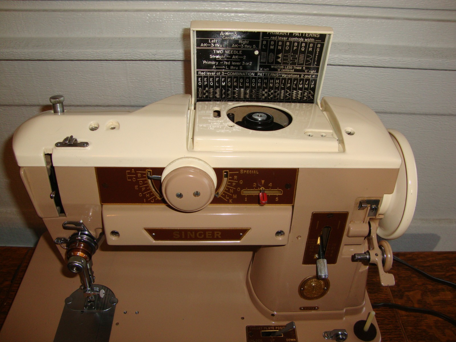 VINTAGE SINGER SEWING MACHINE MODEL 401A, SLANT NEEDLE , SERVICED