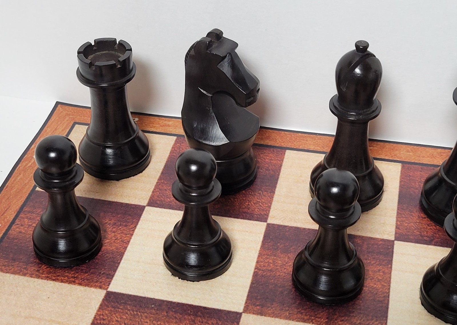 WORLD CHAMPIONSHIP STYLE CHESSMEN - 19 in. VINYL MAT - 4 QUEENS - K=3¾ in. (L07)