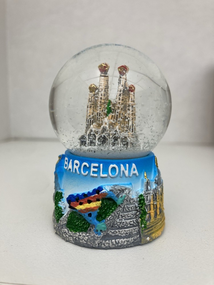 Barcelona mini snow globe