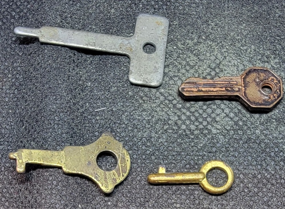 4 VERY SMALL KEYS L1580