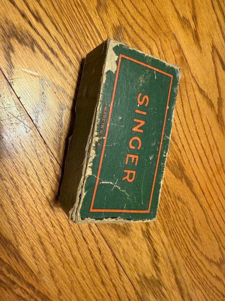 Antique 1938 Singer Sewing Machine/Accessories