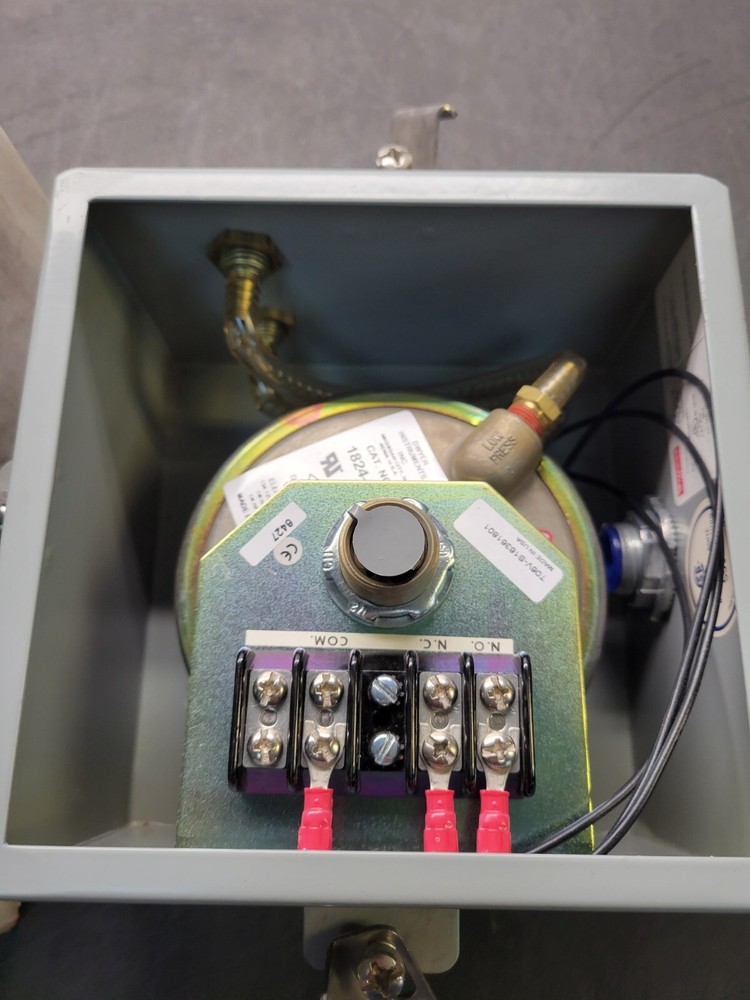 Dwyer 1824-10 Pressure Switch w/Enclosure.