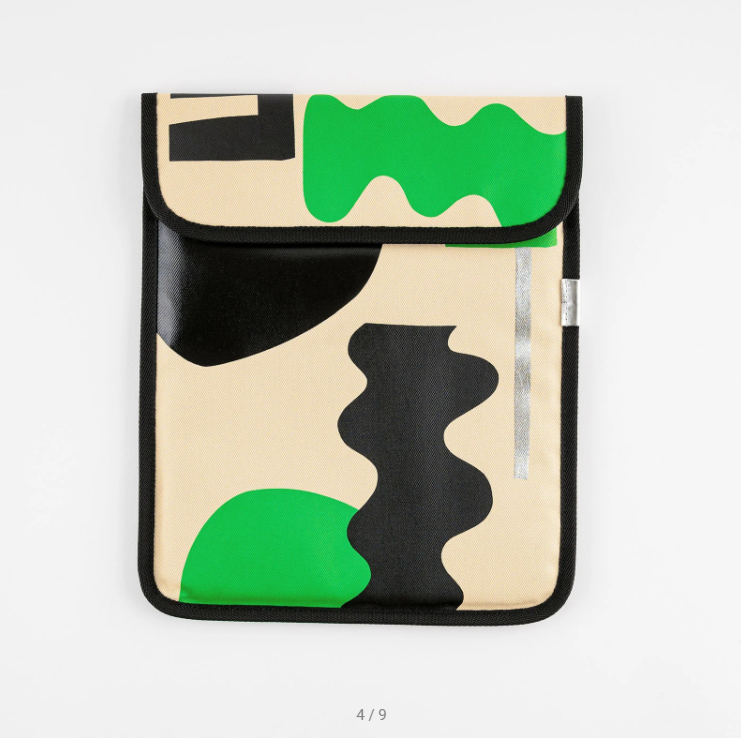 PAMM: Generous Interior Laptop Case