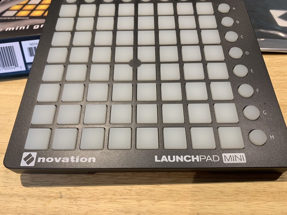 Novation LAUNCHPAD MINI MK2 MKII USB MIDI DJ Controller 64-Pad+Ableton Live Lite